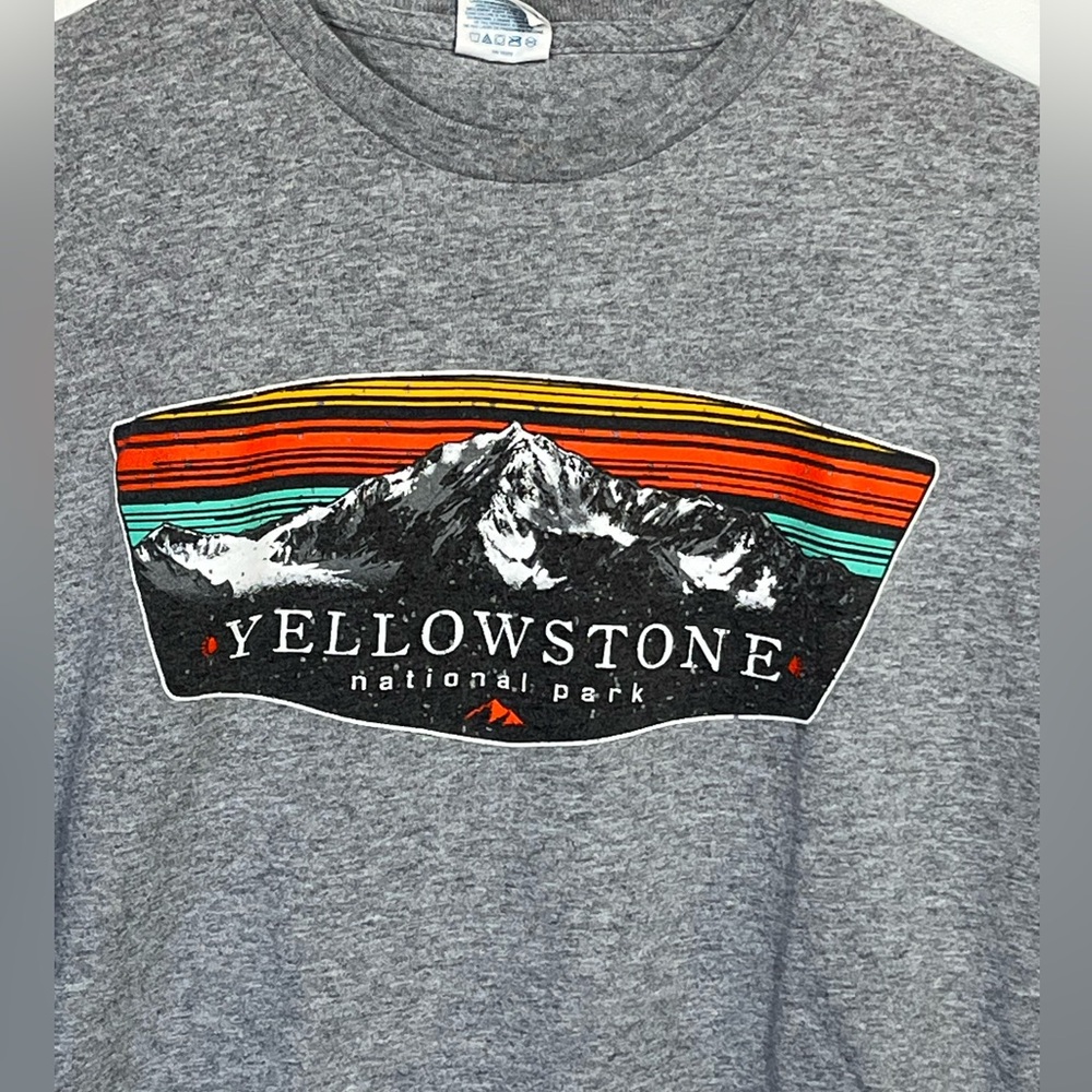 Yellowstone National Park Retro Graphic Tee Gray Outdoors Shirt Large